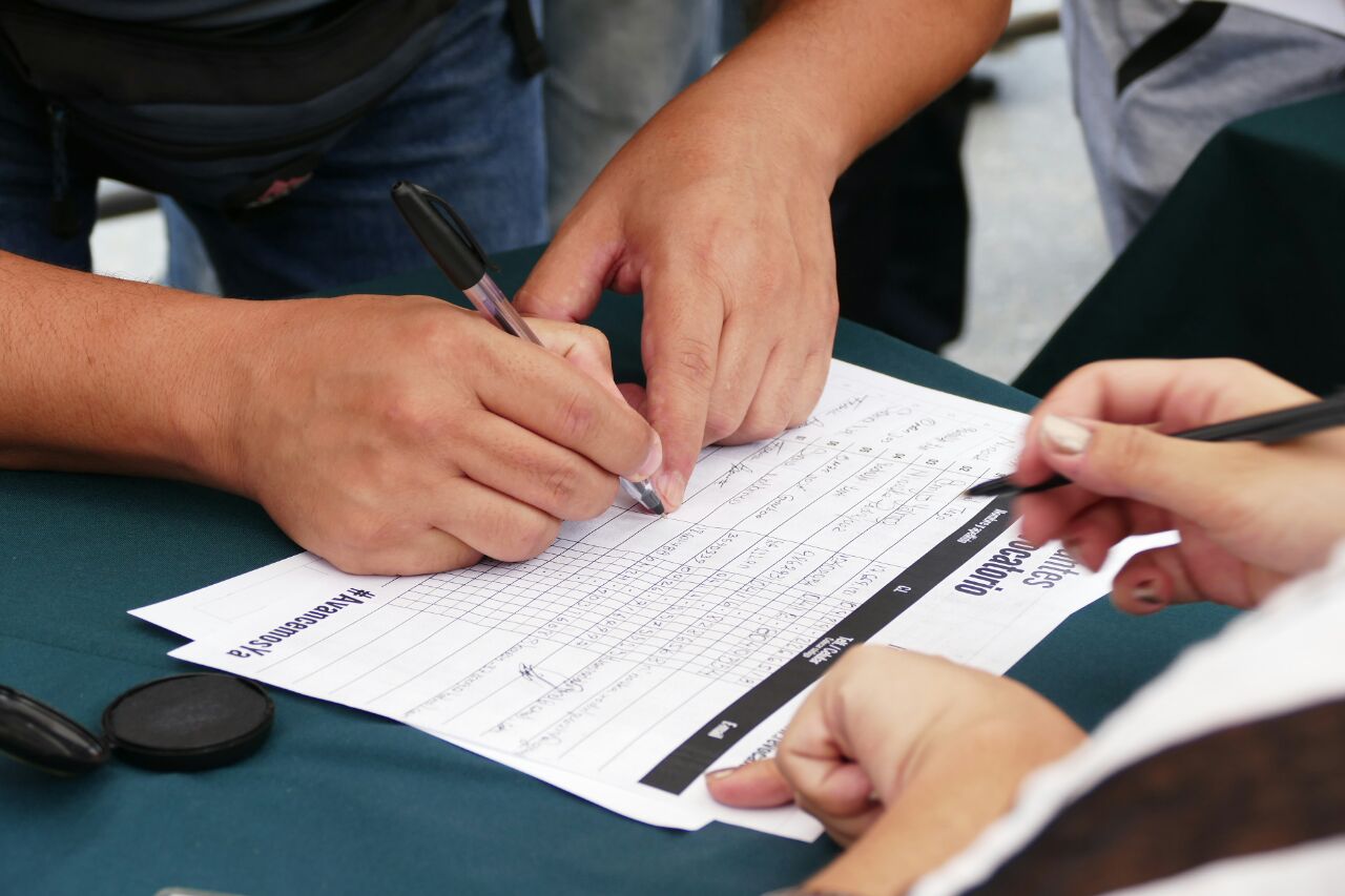 ¡Nada los detiene! Cola para firmar la planilla para el Revocatorio en Las Mercedes persiste al caer la noche (Foto)