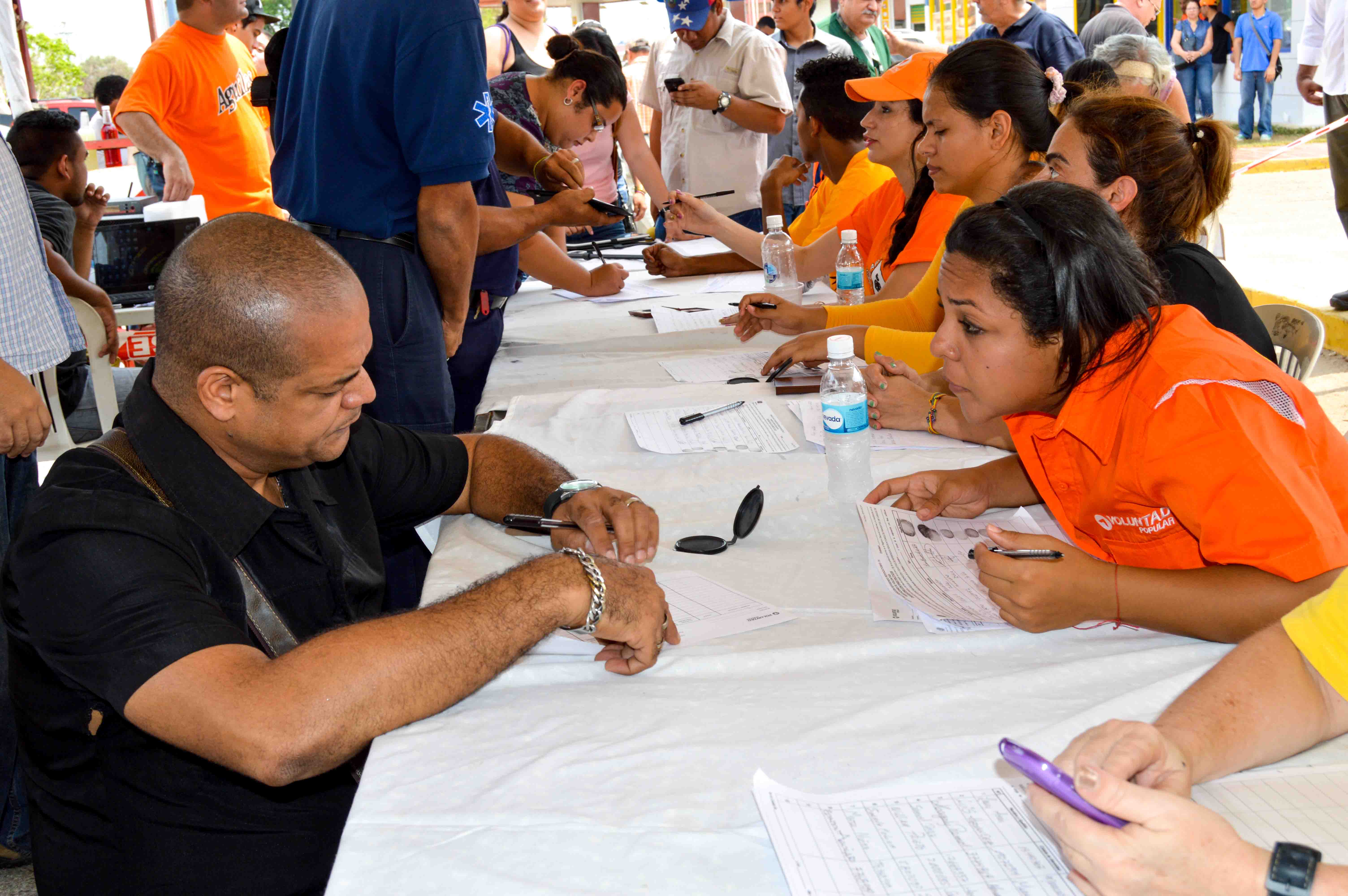 Zulianos continúan en las calles firmando para activar el Revocatorio (fotos)