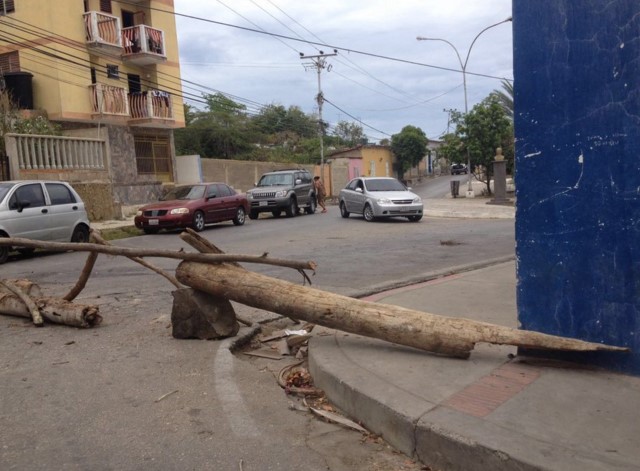 Habitantes de Pampatar trancan vía tras 25 días sin agua