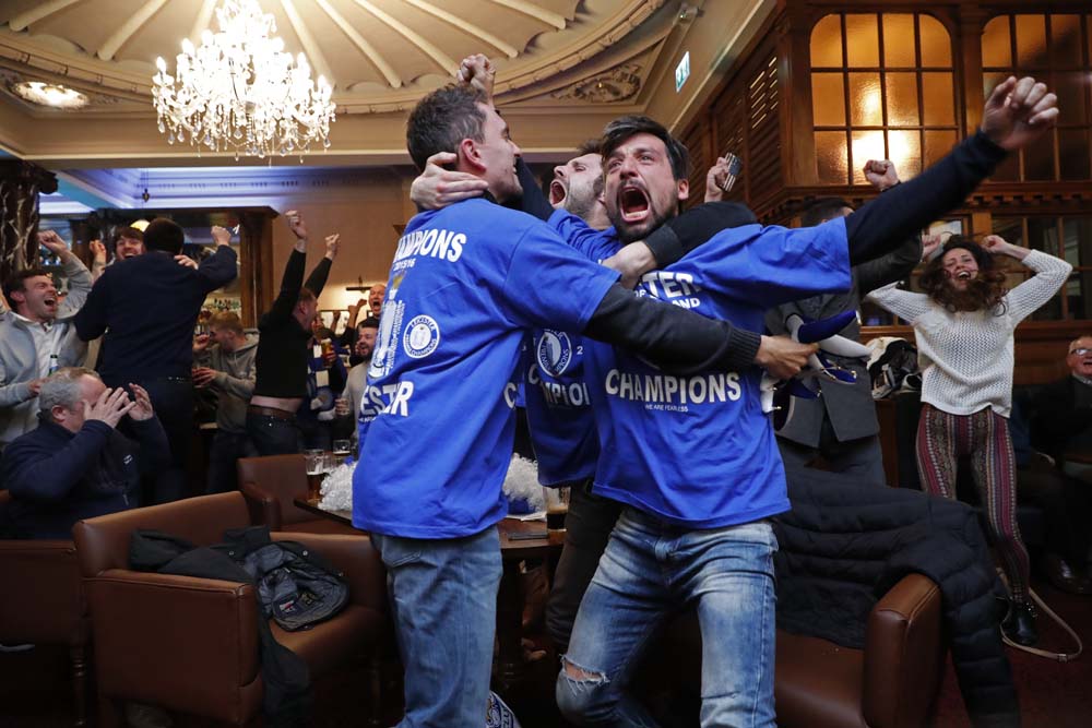 Leicester, campeón de la Premier tras empate (2-2) de Tottenham ante Chelsea