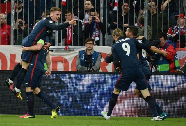 El jugador del Atlético Antoine Griezmann celebra con sus compañeros Fernando Torres (2-d) y Koke Resurección (d) celebran después de anotar el gol del empate 1-1 hoy, martes 3 de mayo de 2016, durante un partido entre el Bayern Múnich y el Atlético Madrid por la semifinal de la Liga de Campeones de la UEFA, en Múnich. EFE