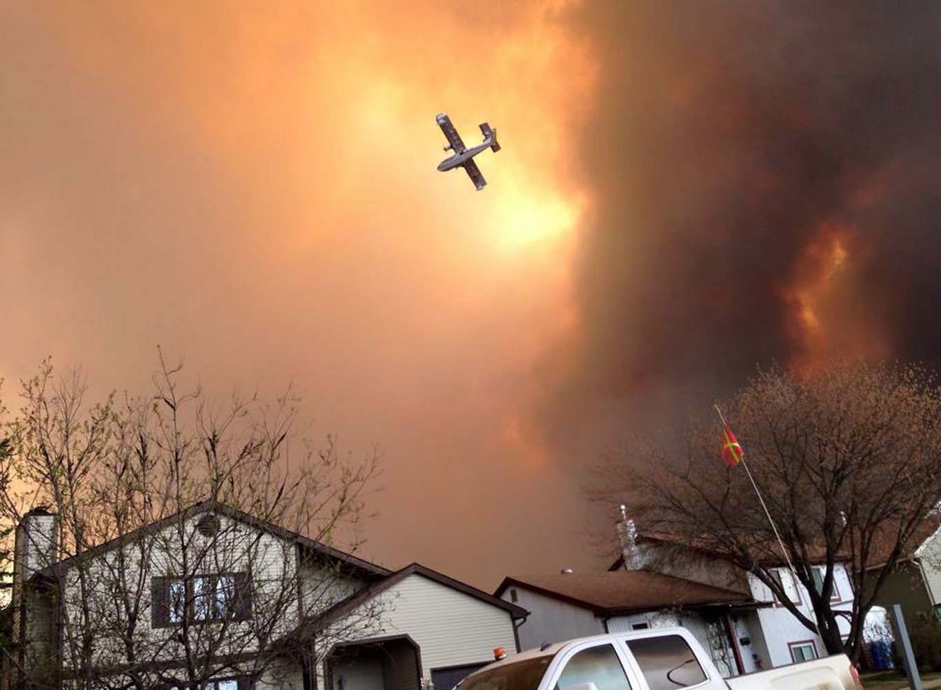 Miles de desalojados por enorme incendio en Alberta, Canadá