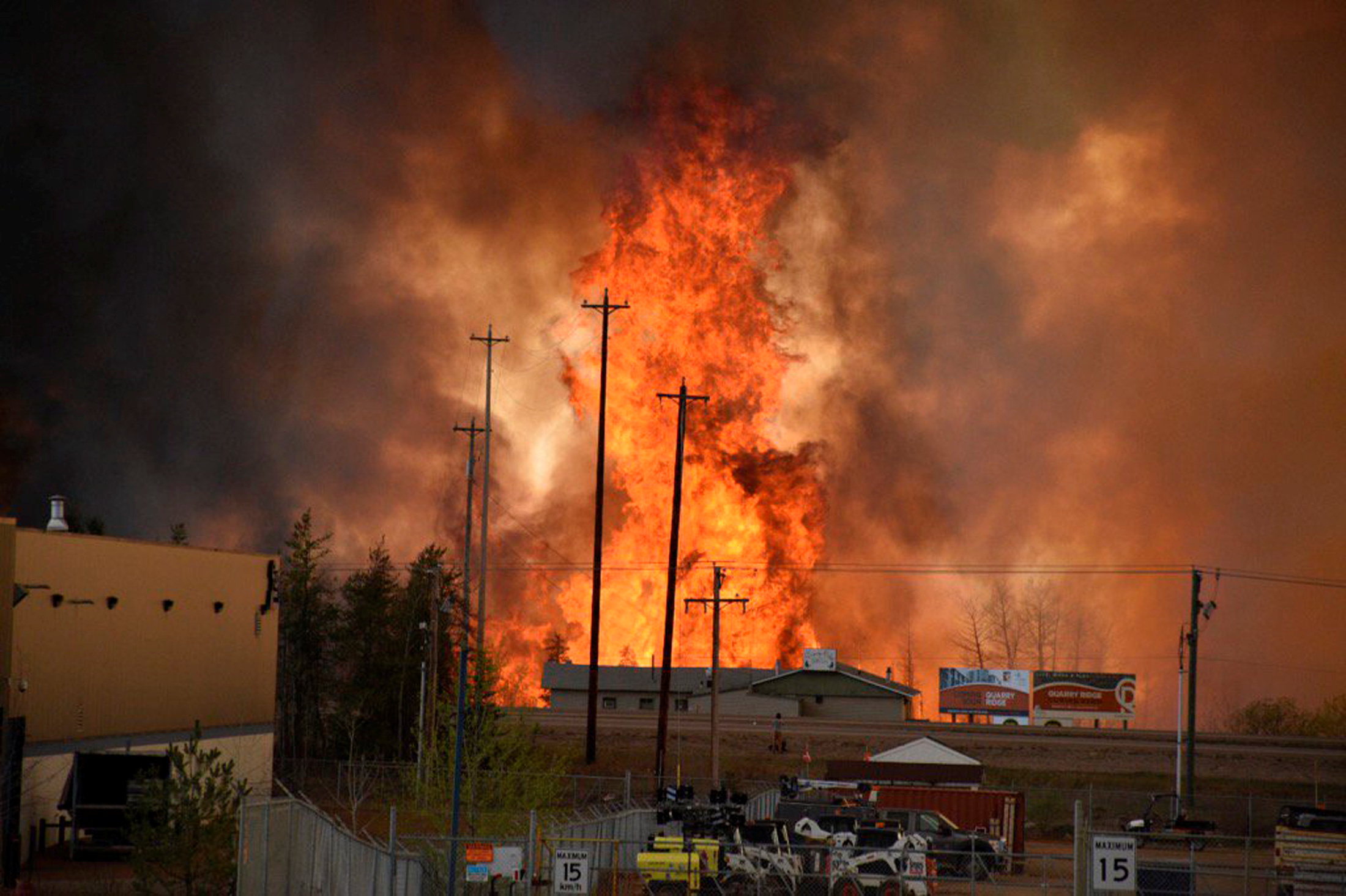 Amplían la orden de evacuación en el noroeste de Canadá por incendio forestal