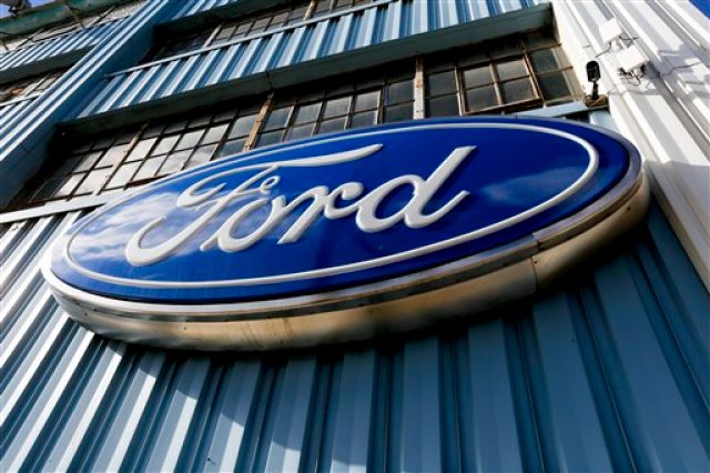 Esta fotografía del 19 de noviembre de 2015 muestra el óvalo azul del logotipo de Ford en la entrada de Butler County Ford in Butler, Pennsylvania. Ford anunció el jueves 5 de mayo de 2016 una inversión de 182 millones de dólares en una empresa de desarrollo de software de San Francisco llamada Pivotal (Foto AP/Keith Srakocic)