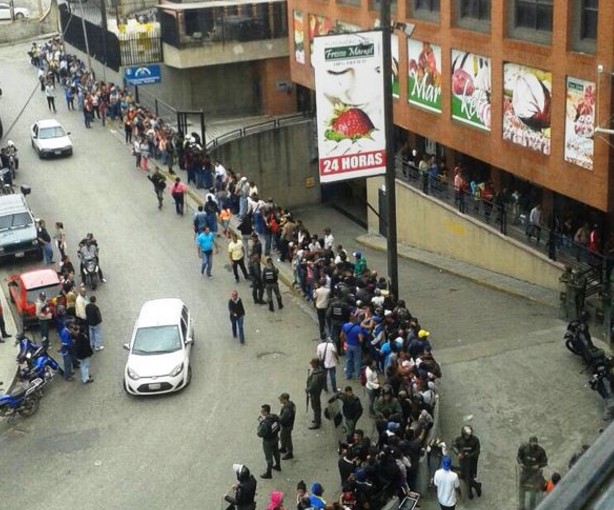 El pan de cada día, otro fin de semana de larguísimas colas por comida #7M (FOTOS)