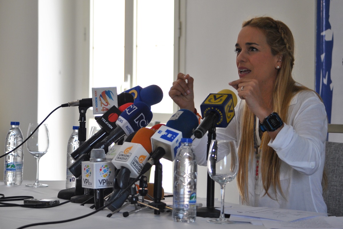 Lilian Tintori y familiares de presos comunes denuncian vejaciones en cárceles venezolanas