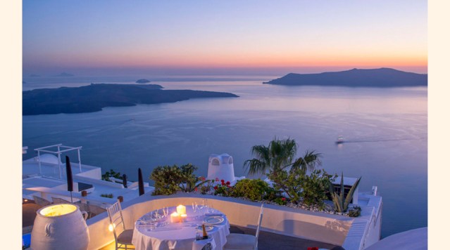 Mill Houses Elegant Suites, Santorini (Grecia). Puntuación: 4,6/5. Este hotel de cuatro estrellas está situado sobre un acantilado en la preciosa isla griega de Santorini y ofrece unas vistas únicas al volcán de la isla. Las 13 suites están equipadas con todo tipo de facilidades y complementos de lujo para hacer de la estancia toda una delicia. Las habitaciones están disponibles a partir de 91 euros por noche.