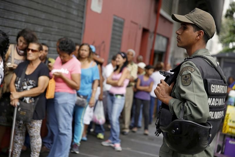 Saqueadores se llevan pollo y harina, mientras escasez de alimentos empeora