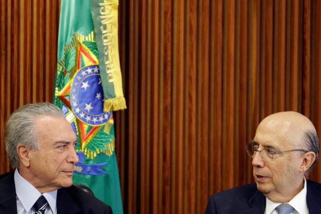 El presidente interino de Brasil, Michel Temer (i), escucha al ministro de Hacienda, Henrique Meirelles (d) en la primera reunión con su gabinete hoy, viernes 13 de mayo de 2016, en el Palacio de Planalto Brasilia. EFE