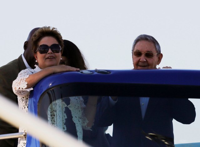 Dilma Rousseff y su contraparte cubano Raúl Castro en un auto durante la inauguración de un puerto en Mariel a las afueras de La Habana
