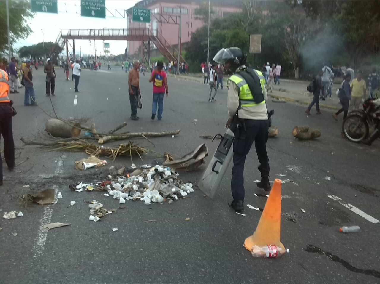 GNB y PNB desaloja con antimotines cola del Bicentenario de Terrazas del Ávila (Videos + Fotos)