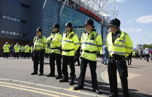 Imagen general de la policía fuera del estadio Old Trafford tras su evacuación por un paquete sospechoso. Un paquete sospecho destruido por un equipo de desactivación de bombas tras la evacuación el domingo del estadio del Manchester United resultó ser un dispositivo dejado accidentalmente después de un ejercicio de entrenamiento, dijo la policía. Reuters / Andrew Yates Livepic SÓLO PARA USO EDITORIAL.