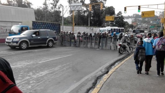 Vecinos de Los Teques protestan por escasez de comida y agua