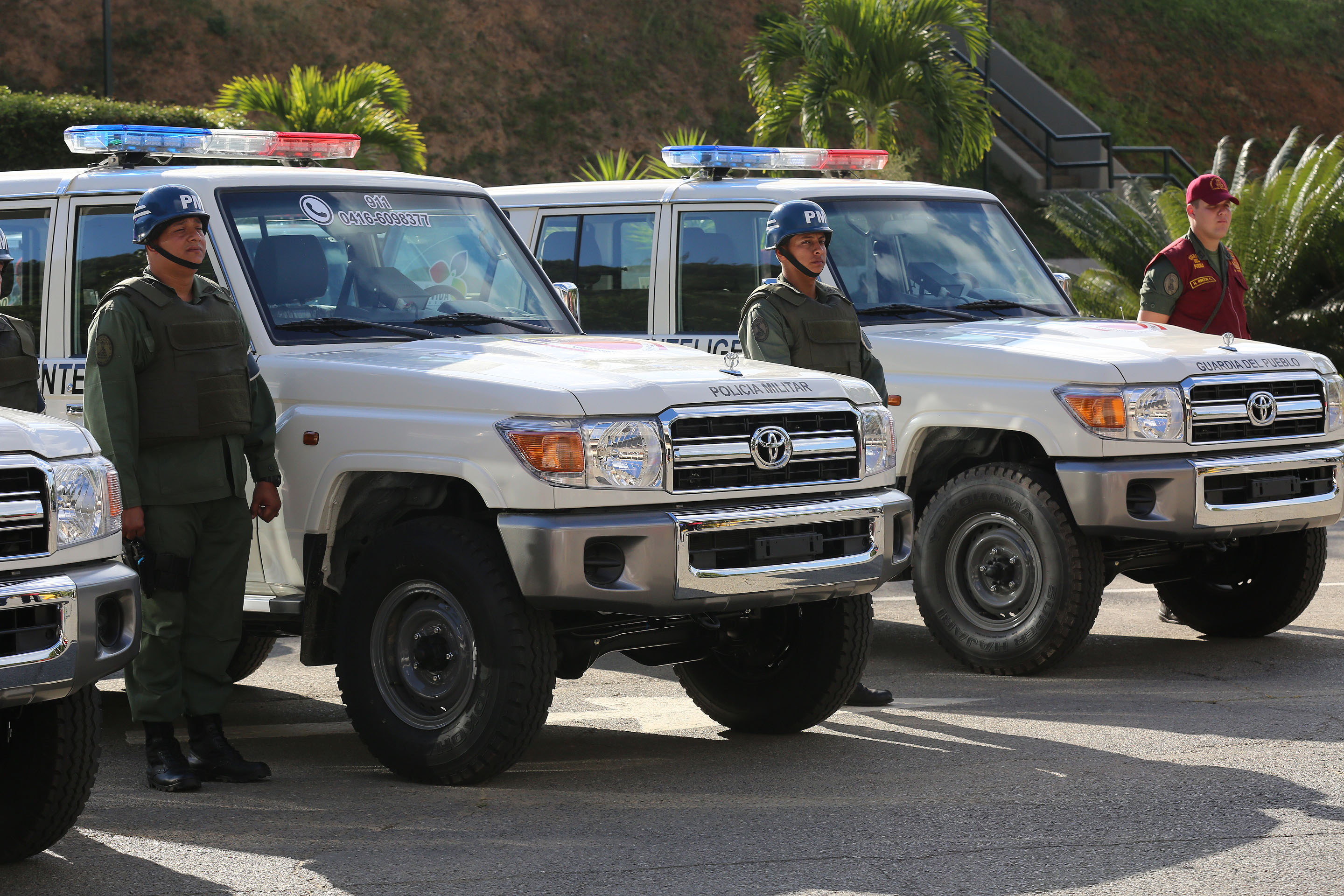 ¡Cosechando dos guacales! Lo que hacen los militares cuando no atienden en tu cuadrante (Fotos)