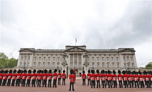 Detienen a hombre que escaló muro del palacio de Buckingham