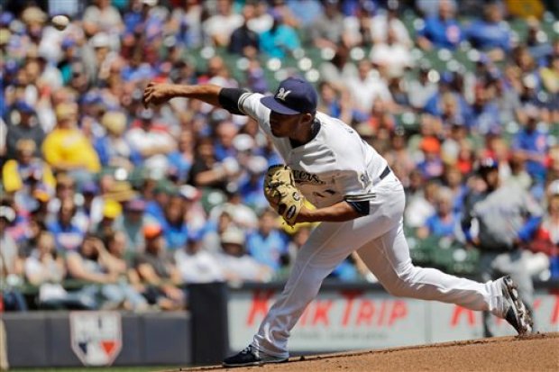 Junior Guerra de los Cerveceros de Milwaukee lanza ante los Cachorros de Chicago el jueves 19 de mayo de 2016. (AP Photo/Morry Gash)