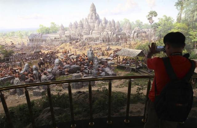 Un turista observa un mural en el museo Angkok Panorama en Siem Reap (Camboya) hoy, 23 de mayo de 2016. El museo se construyó con fondos del gobierno norcoreano y se han tardado dos años en construirlo. El museo exhibe un mural de 360 grados pintado por 63 artistas norcoreanos y maquetas de los principales templos de la provincia de Siem Reap. EFE/Mak Remissa