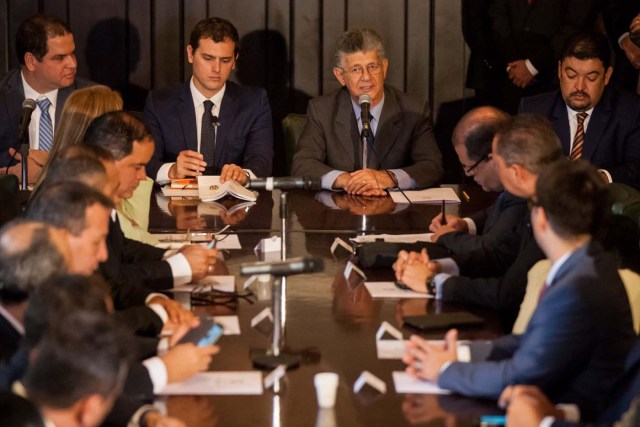  El líder del partido español Ciudadanos Albert Rivera asiste a una sesión especial de la Comisión de Política Interior del la Asamblea Nacional venezolana (AN, Parlamento) junto al presidente de la AN Henry Ramos Allup (Foto EFE/MIGUEL GUTIÉRREZ)