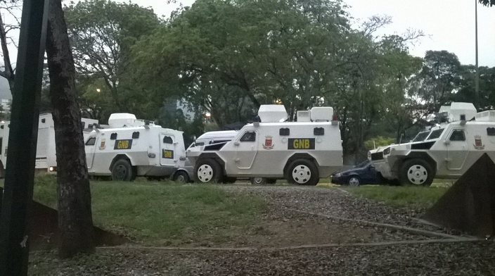 Estacionaron varias tanquetas antimotines frente a la UCV #25M (Fotos)