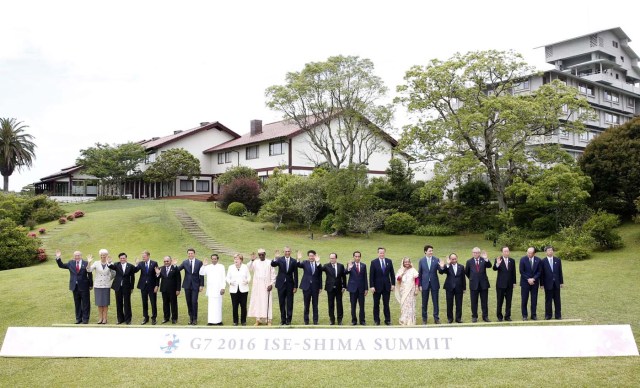 JHK02. SHIMA (JAPÓN), 26/05/2016.- De izq a der: El secretario general de la Organización para la Cooperación y el Desarrollo Económico (OCDE) José Ángel Gurría, la directora general del Fondo Monetario Internacional Christine Lagarde, el presidente de Laos Bounnhang Vorachit, el presidente del Consejo de la Unión Europea Donald Tusk, el primer ministro de Papua Nueva Guinea Peter O'Neill, el primer ministro italiano Matteo Renzi, el presidente de Sri Lanka Maithripala Sirisena, la canciller alemana Ángela Merkel, el presidente de Chad Idriss Deby, el presidente estadounidense Barack Obama, el primer ministro japonés Shinzo Abe, el presidente francés Francois Hollande, el presidente indonesio Joko Widodo, el primer ministro británico David Cameron, la primera ministra de Bangladesh Sheikh Hasina, el primer ministro canadiense Justin Trudeau, el primer ministro de Vietnam Nguyen Xuan Phuc, el presidente de la Comisión de la Unión Europea Jean-Claude Juncker, el secretario general de las Naciones Unidas Ban Ki-moon, el presidente del Banco Mundial Jim Yong Kim y el presidente del Banco Asiático de Desarrollo Takehiko Nakao posan para la foto oficial en la Cumbre del G-7 Ise-Shima en Shima, Mie, (Japón) hoy, viernes 27 de mayo de 2016. EFE/JEON HEON-KYUN / POOL