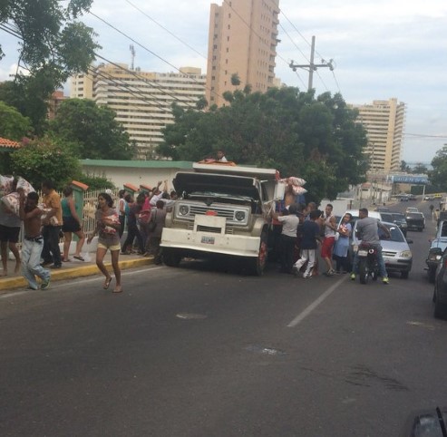 Así saquearon camión de alimentos en Zulia (Video)