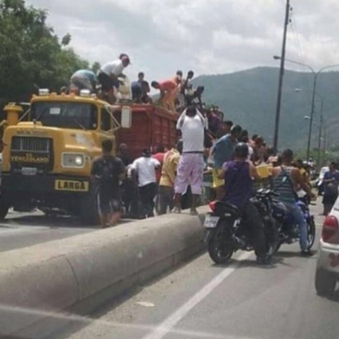 Saquean gandola cargada con azúcar en Puerto Cabello