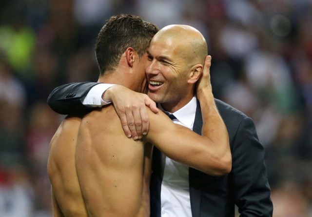 Foto del sábado del delantero del Real Madrid Cristiano Ronaldo celebrando con el entrenador Zinedine Zidane tras el triunfo en la final de la Liga de Campeones. Mayo 28, 2016. El Real Madrid se consagró el sábado campeón de Europa por undécima vez en su historia, cuando su delantero estrella Cristiano Ronaldo marcó el quinto penal de la definición para que el elenco blanco superara 5-3 al Atlético de Madrid tras un dramático partido que terminó 1-1. Reuters / Stefano Rellandini Livepic EDITORIAL USE ONLY.