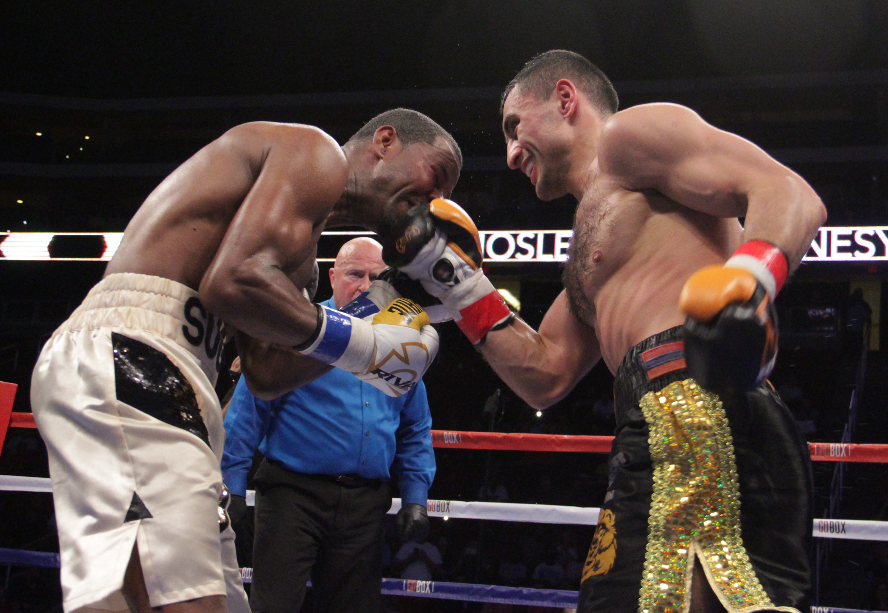 David Avanesyan derrotó a “Sugar” Shane Mosley