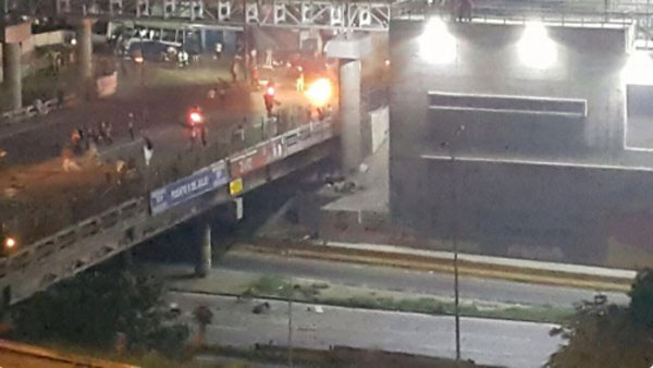 Fuerte represión a manifestaciones en varios barrios de Petare (Video)