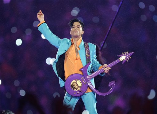 ARCHIVO - Prince durante su presentación en el espectáculo de medio tiempo del Super Bowl XLI en el Dolphin Stadium en Miami en una fotografía del 4 de febrero de 2007. Prince rompió varios récords en las listas de Billboard en la primera semana completa de ventas tras su muerte. El artista tenía cinco álbumes entre los 10 discos más vendidos de Billboard. La revista dijo que ningún artista ha tenido tantos discos al mismo tiempo en la lista. (Foto AP/Chris O'Meara, archivo)