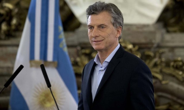 En esta imagen del 7 de abril de 2016, el presidente argentino Mauricio Macri, llega a la casa de gobierno de Buenos Aires, Argentina. La presidencia informó en un comunicado el viernes 3 de junio de 2016 que Macri sufrió una "leve arritmia" alrededor de las 3 p.m. locales. Pero siguió trabajando normalmente en la residencia presidencial a las afueras de Buenos Aires. El mandatario de 57 años de edad ingresó más tarde a un hospital para realizarse estudios preventivos. (AP Foto/Natacha Pisarenko, Archivo)