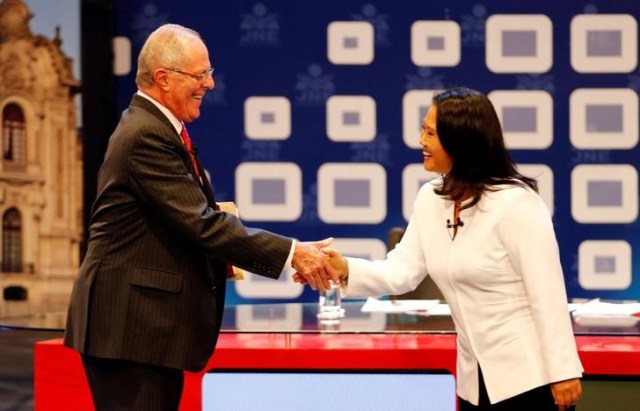 Los candidatos a la presidencia de Perú Pedro Pablo Kuczynski (a la izquierda) y Keiko Fujimori asisten a un debate presidencial en Lima, Perú. 29 de mayo, 2016. En un disputado balotaje presidencial, Perú decidía el domingo si daba una oportunidad a la joven Keiko Fujimori de llegar al poder para limpiar su apellido u optaba por un veterano ex ministro para acelerar la economía. REUTERS/Mariana Bazo