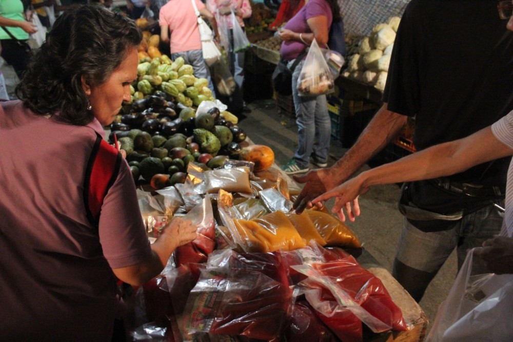 Vecinos de La Carlota cuentan con un nuevo mercado nocturno