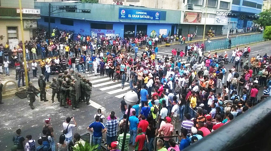 LA FOTO: Le hicieron una “rueda de pescao” a la GNB (amor con hambre no dura)