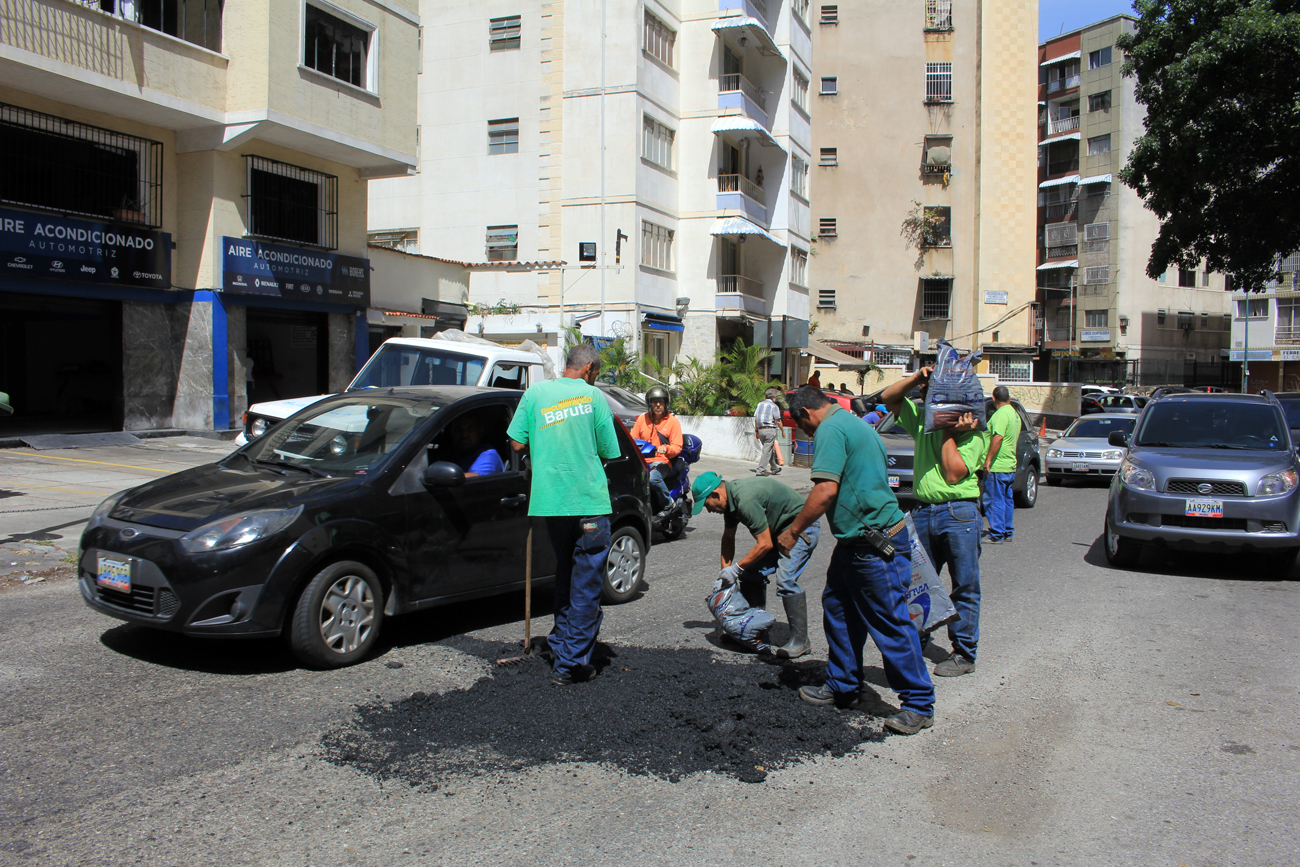 Alcaldía de Baruta realiza plan de bacheo en frío en las calles del Municipio