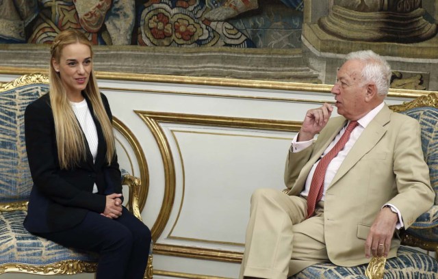 GRA288. MADRID, 08/06/2016.- El ministro de Asuntos Exteriores y Cooperación, José Manuel García-Margallo (d), recibe en el Palacio de Viana a Lilian Tintori (i), esposa del líder opositor venezolano encarcelado Leopoldo López.- EFE/Kiko Huesca