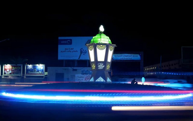 Fotografía tomada en baja velocidad de obturación de una lámpara tradicional de Ramadán llamada Fanous hoy, martes 7 de junio de 2016, mientras el tráfico fluye en un round point vehicular en la Plaza Al Shalihat en Ciudad de Gaza, Franja de Gaza. Musulmanes de todo el mundo celebran el mes sagrado del Ramadán en el que no ingieren alimentos ni bebidas y se abstienen de fumar y tener relaciones sexuales desde el amanecer hasta el atardecer. EFE/MOHAMMED SABER