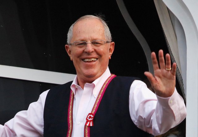 El candidato presidencial peruano Pedro Pablo Kuczynski saluda a sus partidarios desde su casa, en Lima, Perú. 6 de junio de 2016. La incertidumbre por la elección del presidente de Perú se elevó el martes debido a que la ventaja del veterano ex banquero de inversión Pedro Pablo Kuczynski sobre Keiko Fujimori, la hija de un ex presidente, se redujo a un 0,30 puntos porcentuales. REUTERS/Guadalupe Pardo