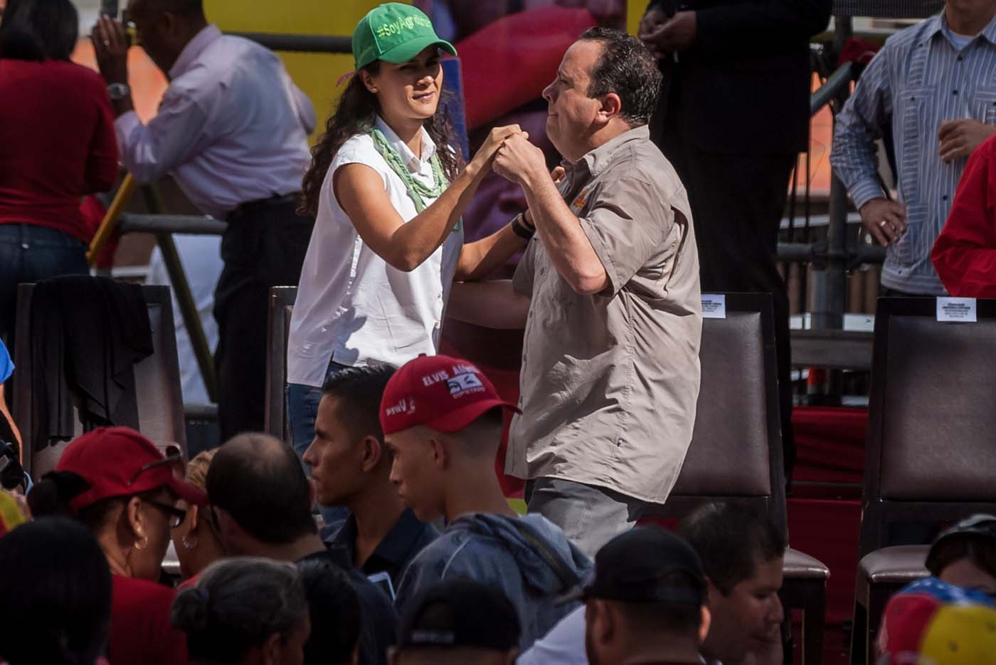 ¡Váyalo! El baile de los ministros Rodolfo Marco Torres y Lorena Freitez (foto)