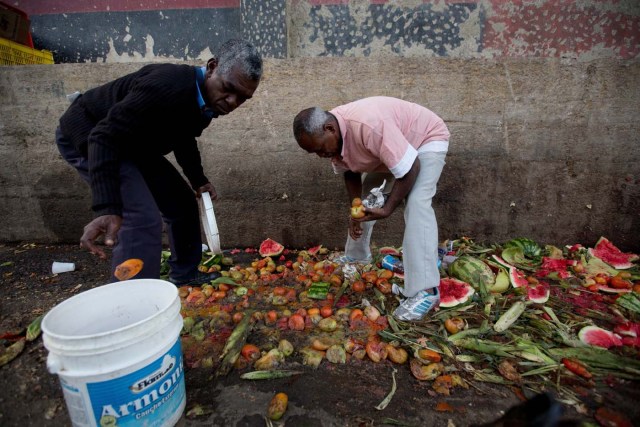 Venezolanos recogen desperdicios de la basura en el mercado de Coche (AP Foto/Fernando Llano)