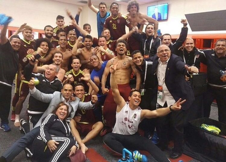 ¿Y cómo celebra la Vinotinto en camerinos?… con esta FOTO