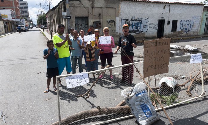 Mes y medio sin agua originó cierre de la calle 31 en Lara