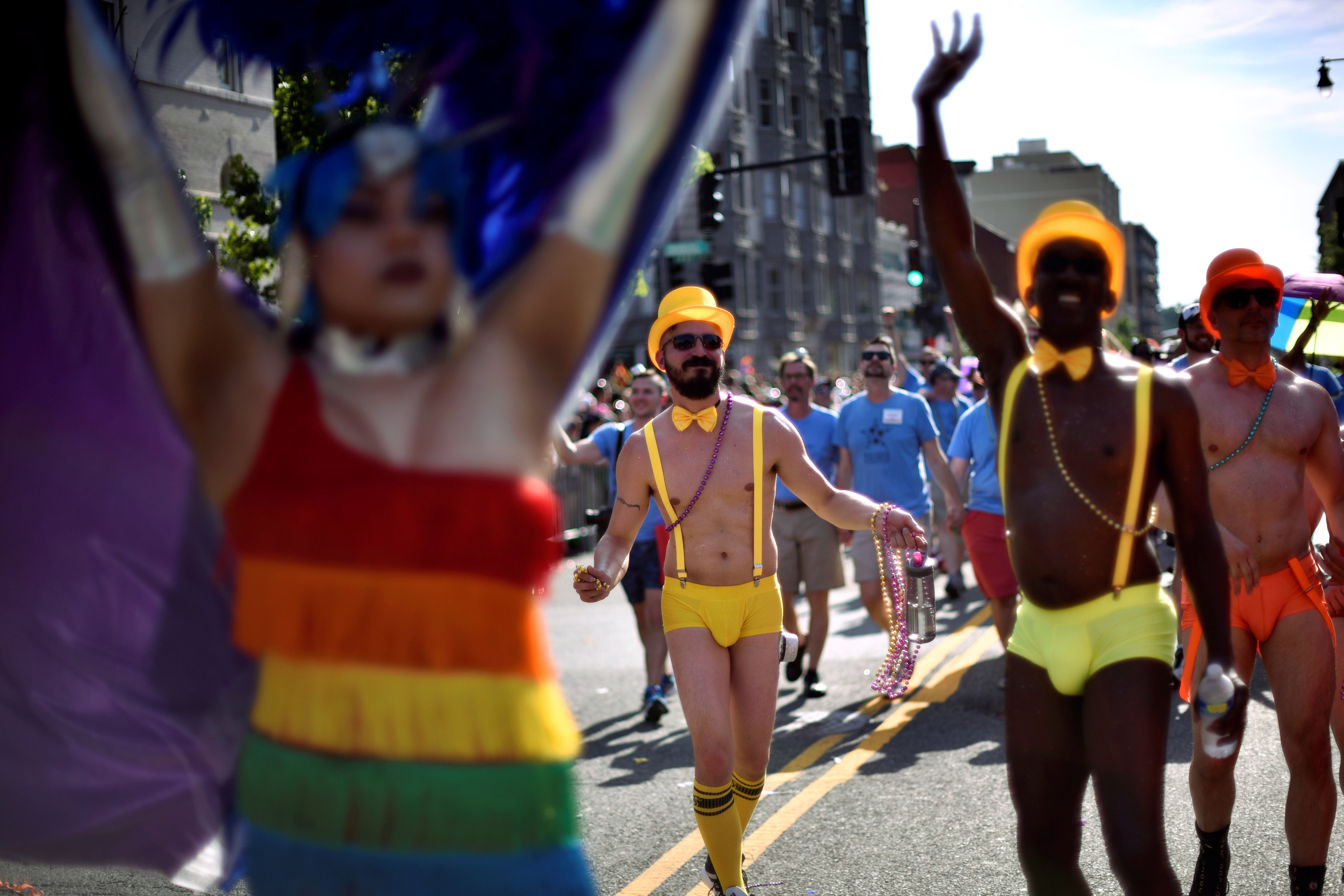 Hombre armado arrestado en California dice que iba a evento de orgullo gay