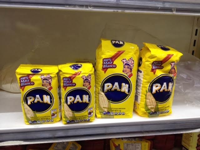 Harina de maíz de la marca PAN envasada en Colombia es traída a Venezuela por algunos empresarios para aplacar la escasez del rubro. Debido al diferencial cambiario un kilo se vende en 1.200 bolívares, mientras que medio kilo se encuentra en Bs. 600. Foto: Julio Ramírez