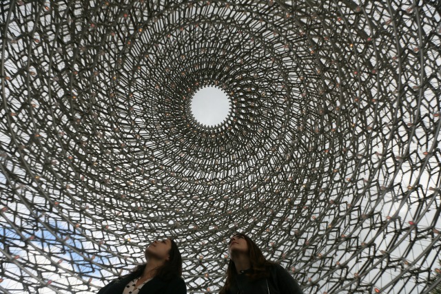 miembros del personal de Kew posan con la escultura Wolfgang Contrafuerte 'La Colmena en Kew Gardens en Londres, Gran Bretaña 15 de junio de 2016. REUTERS / Neil Salón