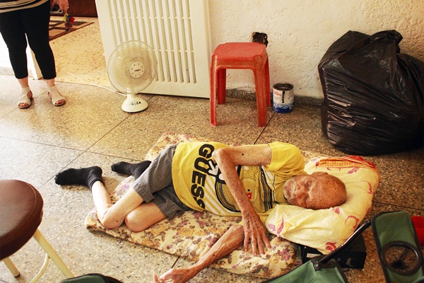 ¡Lamentable! Abandonaron a un abuelo de 95 años en Zulia