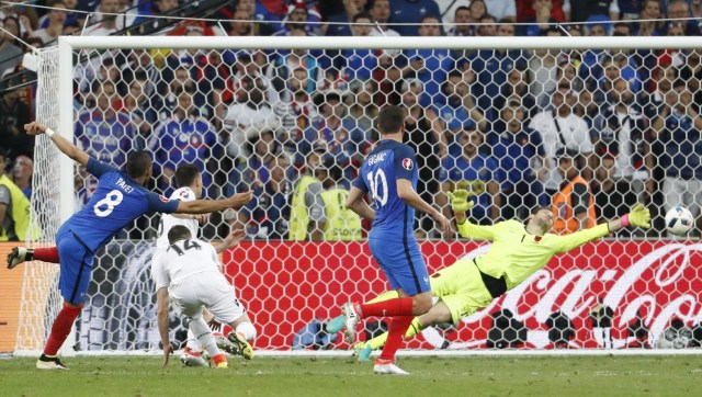 Football Soccer - France v Albania - EURO 2016 - Group A - Stade Vélodrome, Marseille, France - 15/6/16 France's Dimitri Payet scores their second goal REUTERS/Yves Herman Livepic