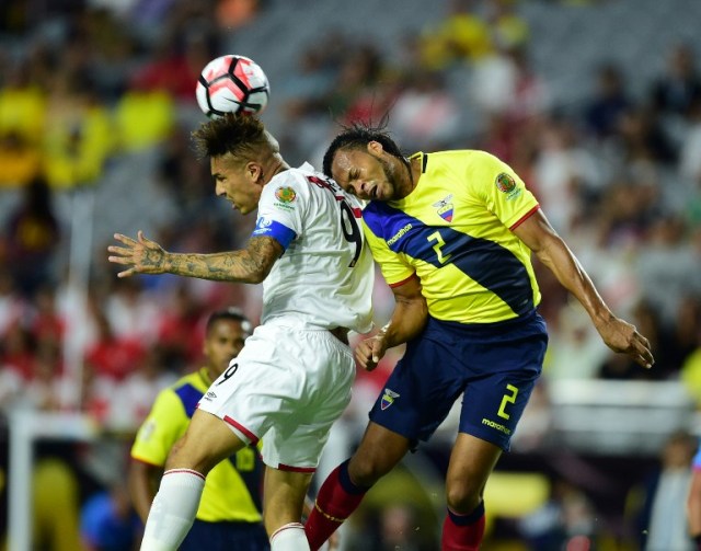 Ecuador's Arturo Mina (R) and Peru's Paolo Guerrero jump for a hedaer during the Copa America Centenario football tournament match in Glendale, Arizona, United States, on June 8, 2016. / AFP PHOTO / ALFREDO ESTRELLA