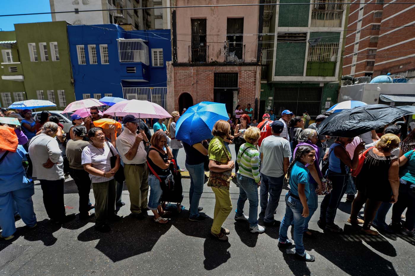 Denuncian detención ilegítima de dos mujeres que hacían cola para comprar comida