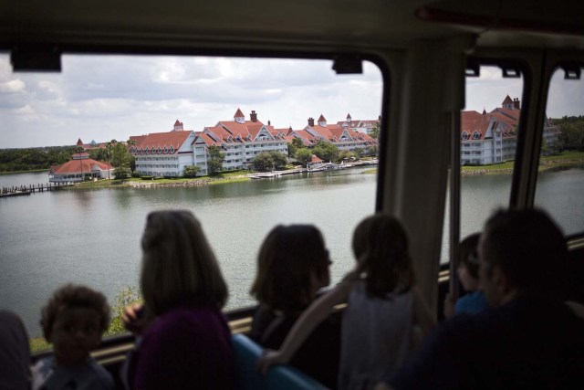 JT01. ORLANDO (EE.UU.), 15/06/2016.- Turistas observan la zona donde las autoridades continúan la búsqueda hoy, miércoles 15 de junio de 2016, cerca al Grand Floridian Resort & Spa de Walt Disney World Resort en Orlando, Florida (Estados Unidos), del niño atacado por un caimán en el lugar, aunque las esperanzas de encontrarlo con vida prácticamente se han desvanecido, según admitieron hoy en una rueda de prensa. EFE/JOHN TAGGART